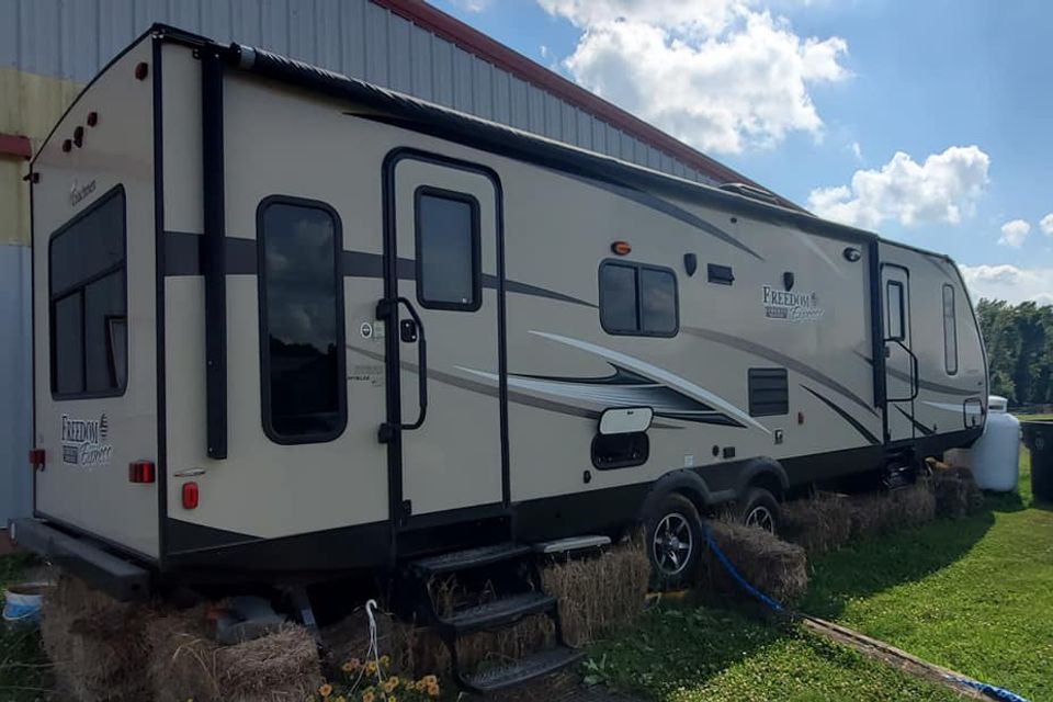 Fifth wheel camper