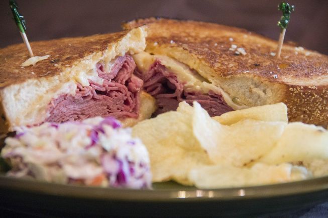 Corned beef 486388 1920 (1)