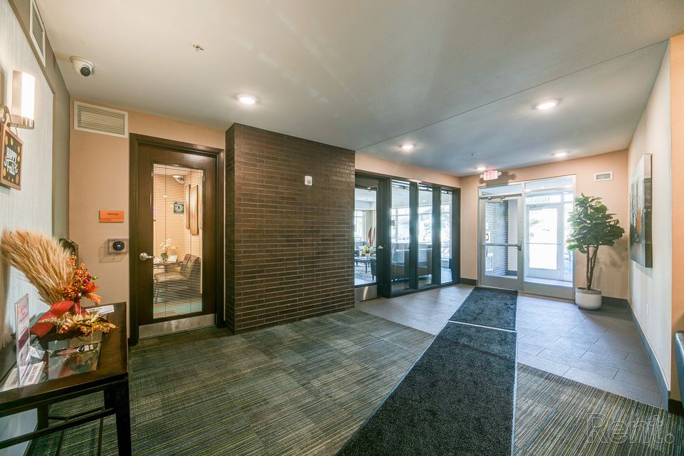 100129049 35 hdp capitalview int lobby