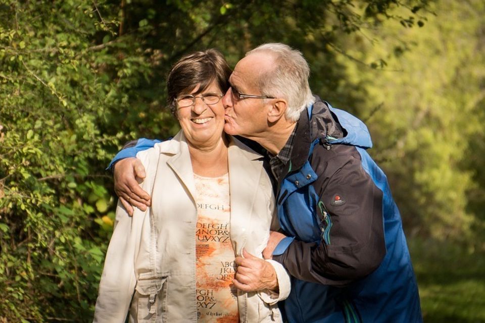 Grandparents 2198053 960 72020180409 19272 60cyrs