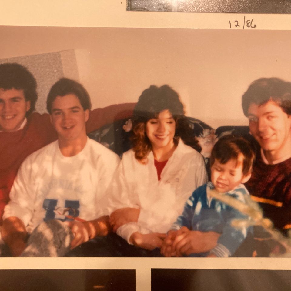 Peter and siblings and chuckie on couch