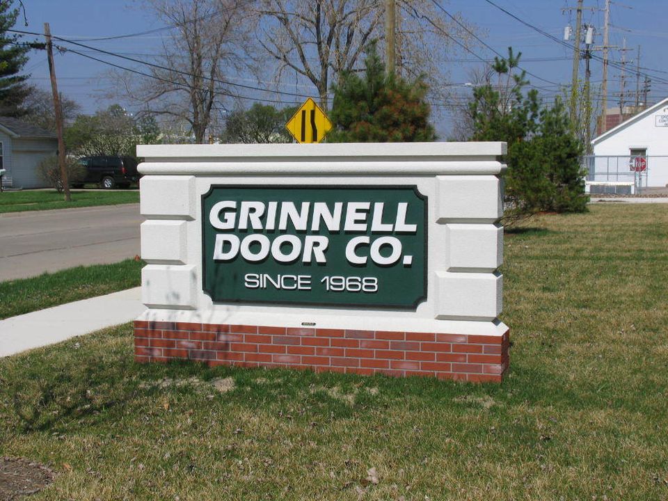 Grinell door