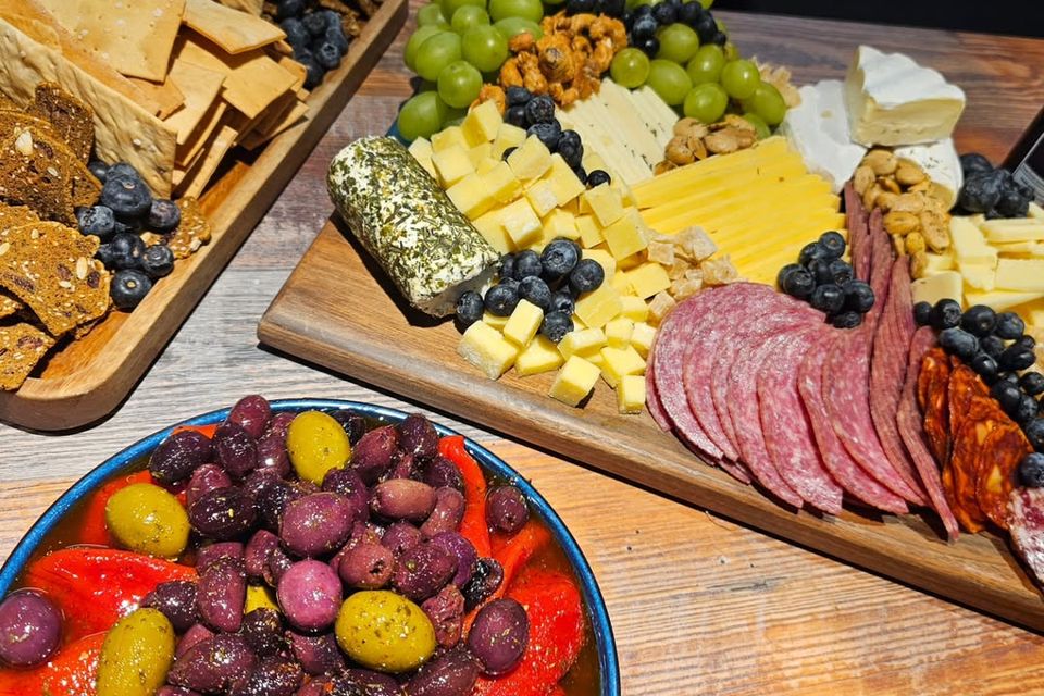 Tapa vino charcuterie board 3