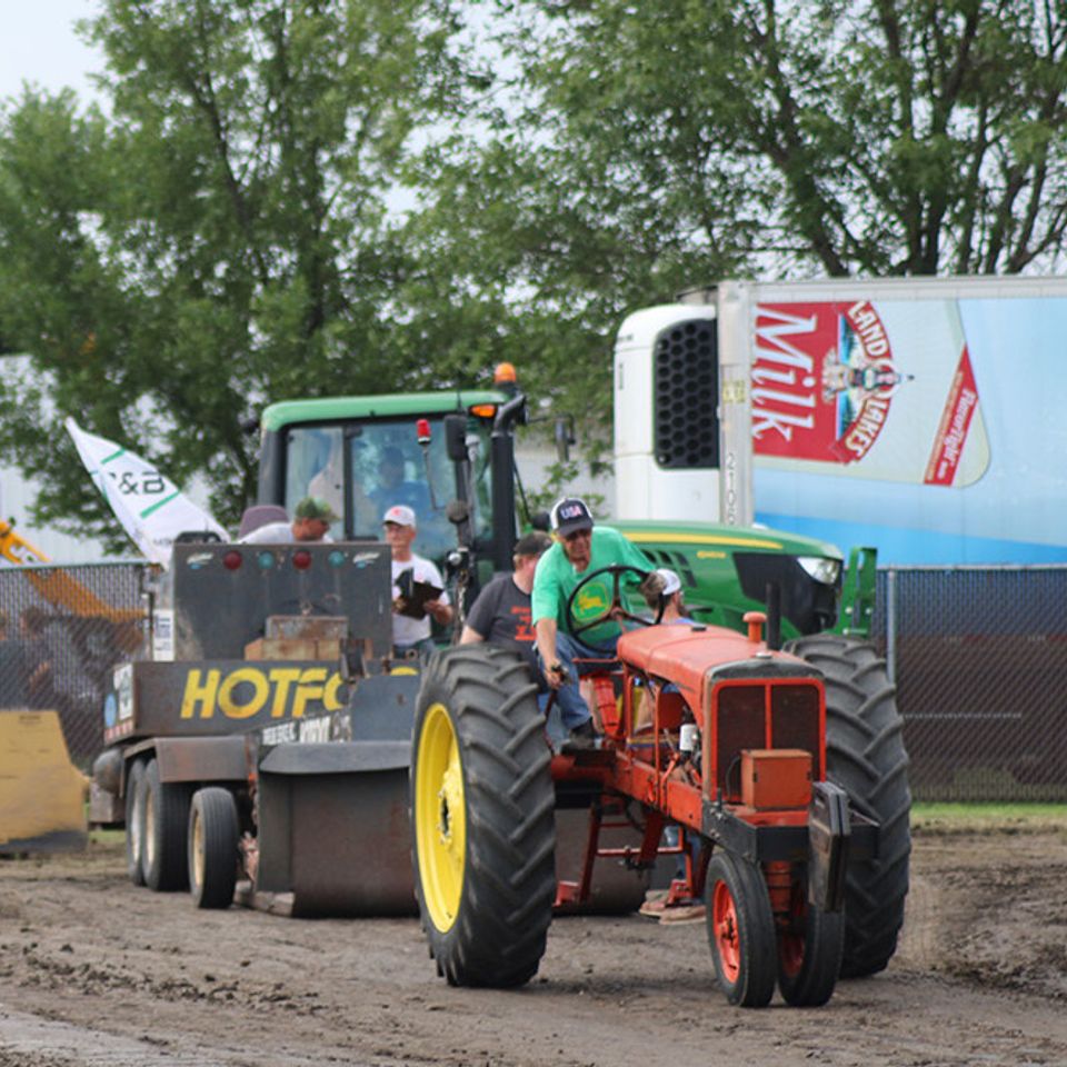 Tractor pull 1