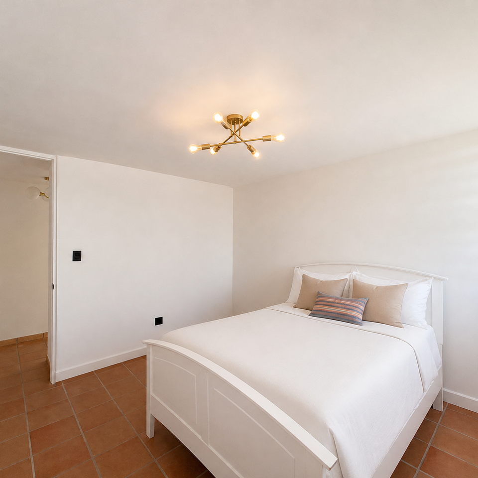 05 bedroom wall and bedding