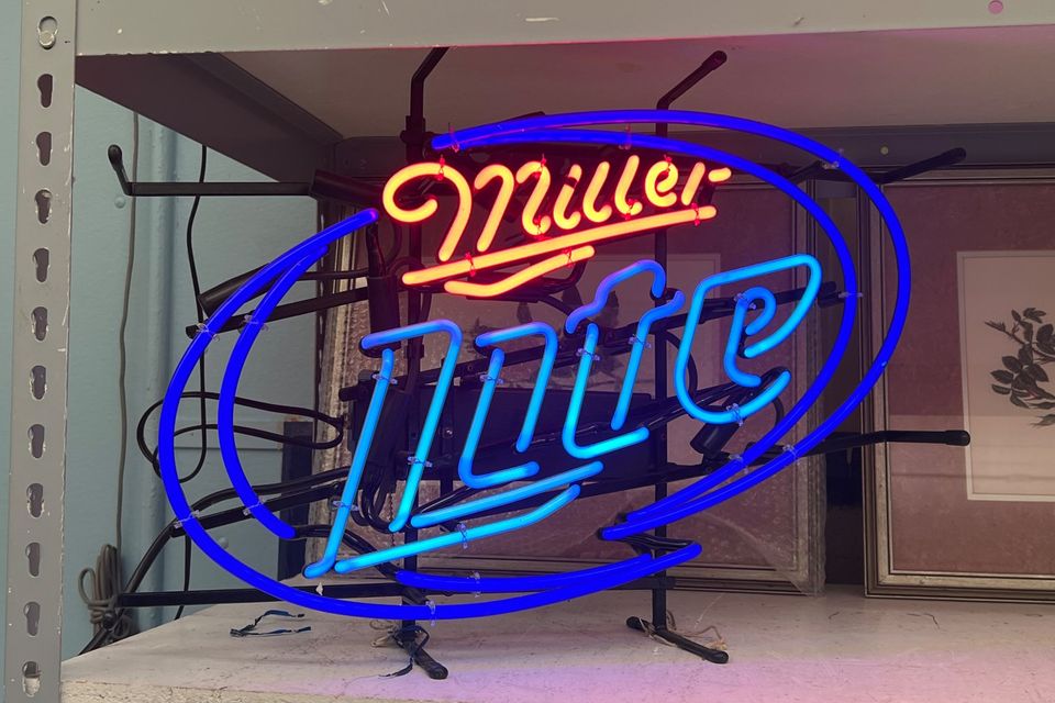 Hedgemont neon sign
