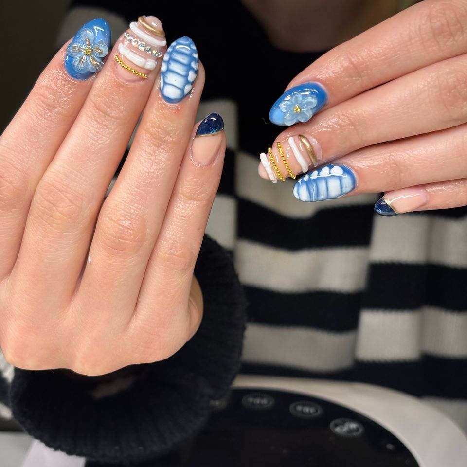 Junk nails manicure blue