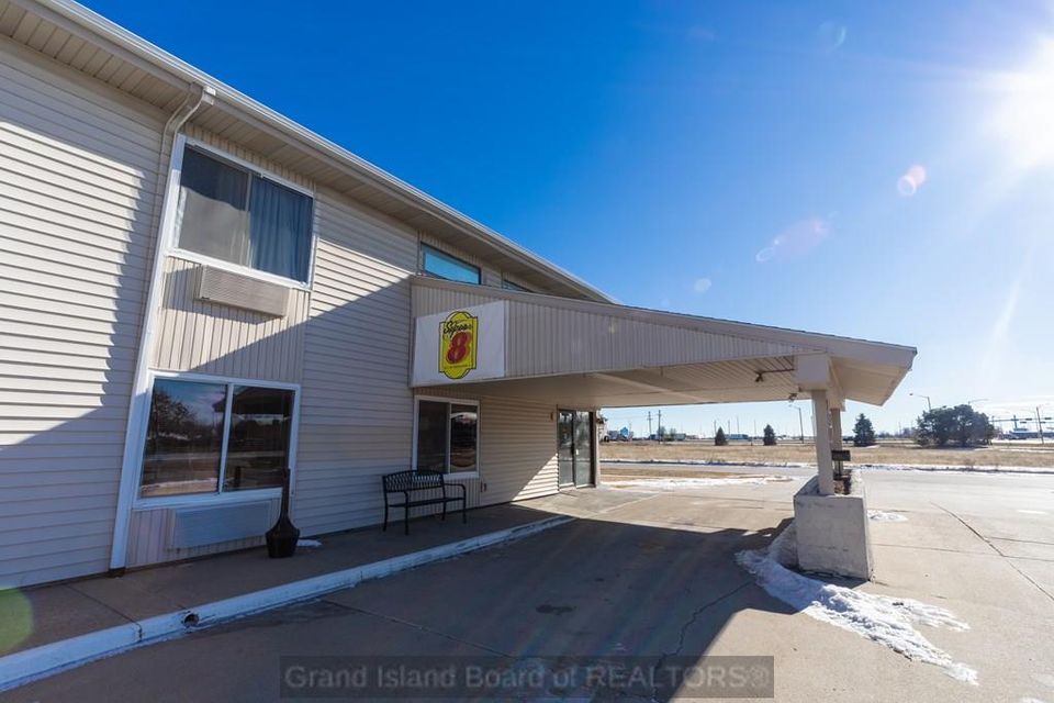 3205 s locust grand island super 8 d 1