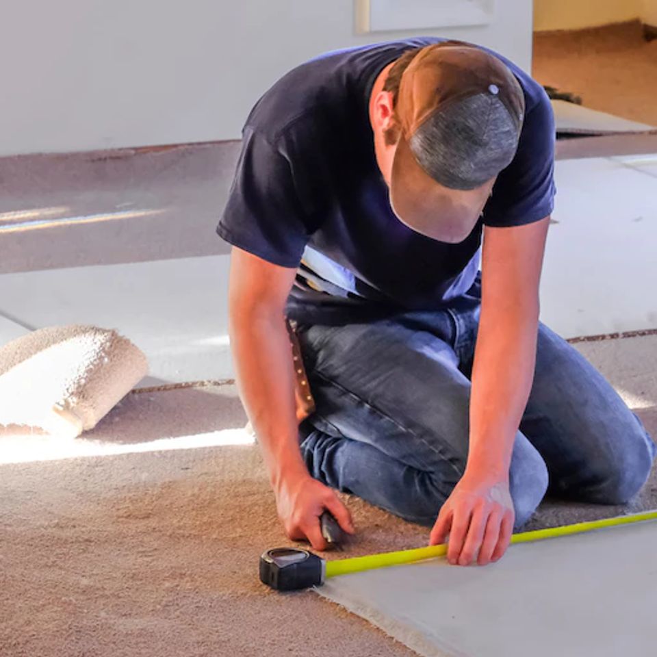 Professional measuring carpet installation