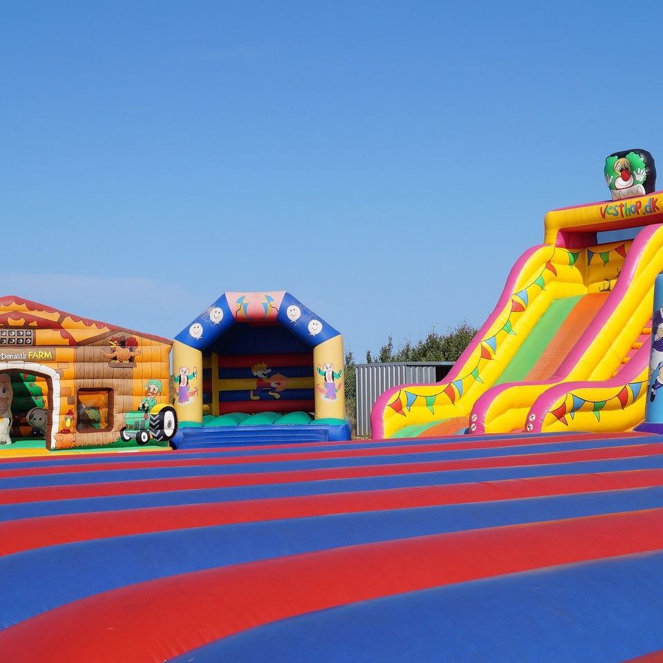 Bouncy castles gc84a9d834 1920