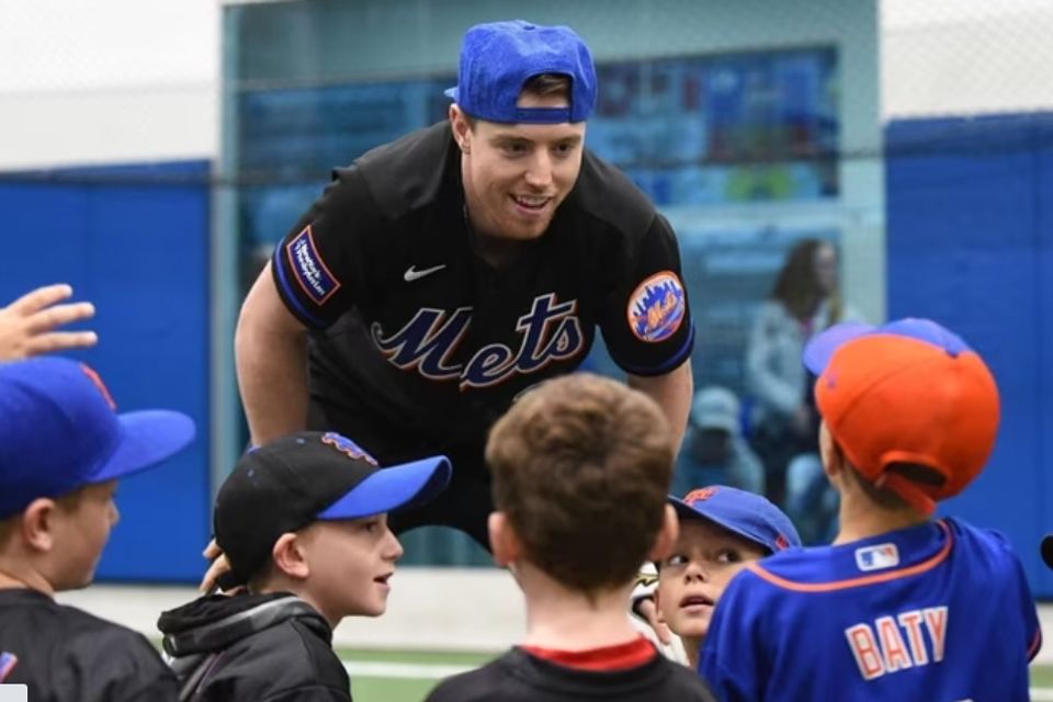 New York Mets slugger Daniel Vogelbach visits Massapequa baseball clinic to  teach young players 