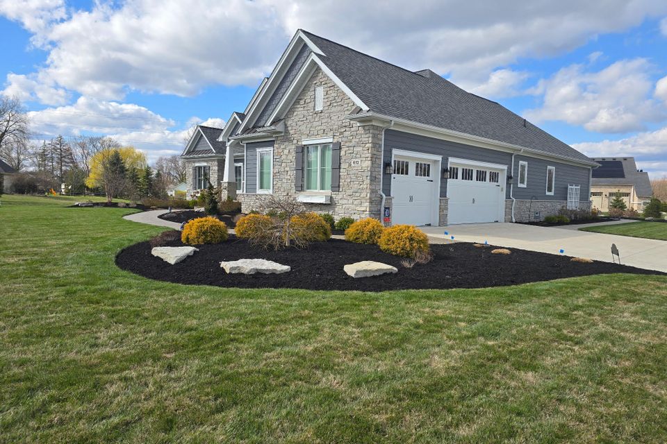 Professional mulching job, done by Vic's Landscaping of Michigan