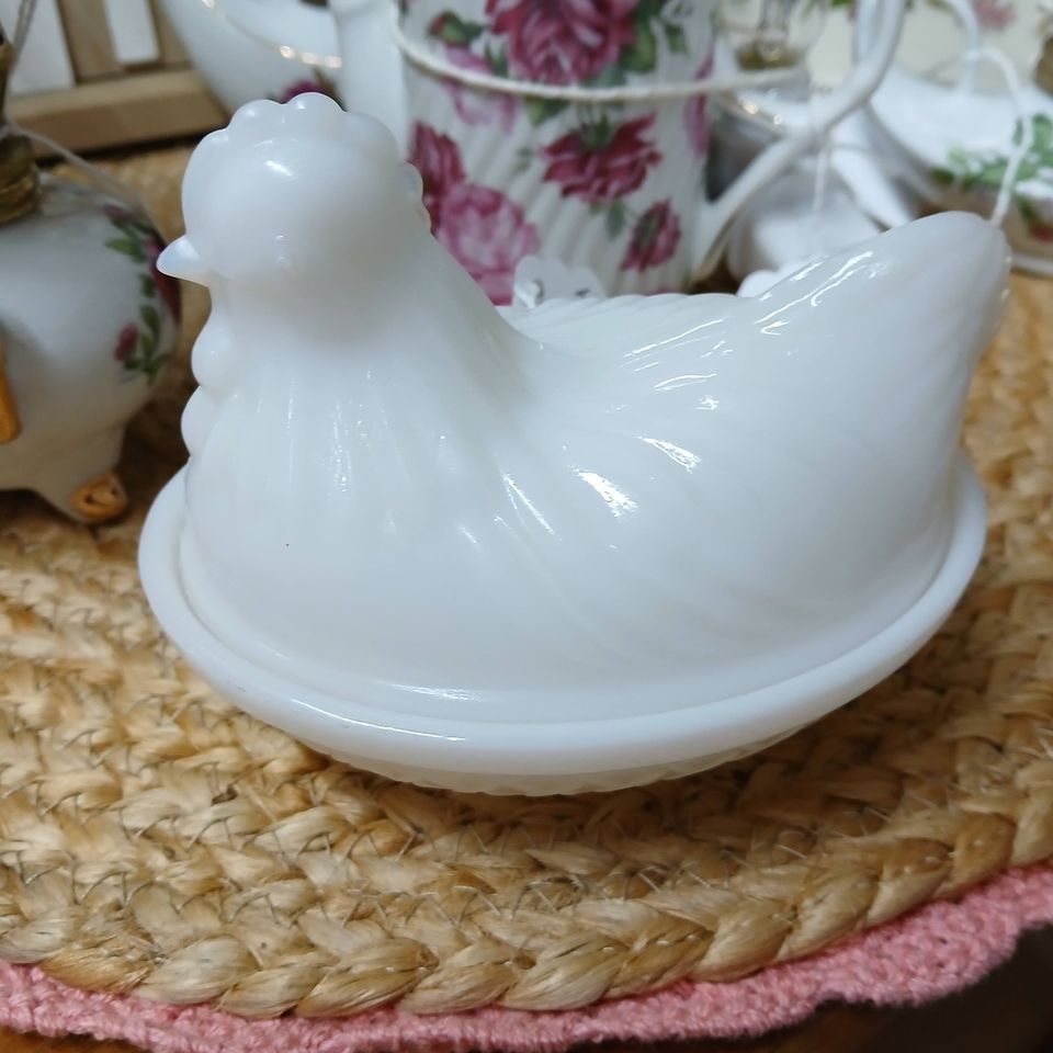 Small milkglass hen on a nest