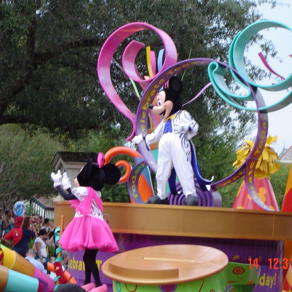 Copy of mickey mouse at disney world parade oct 200920160617 17858 bekw71