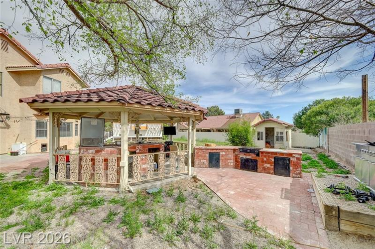 1621 Beech Grove Drive outdoor living area