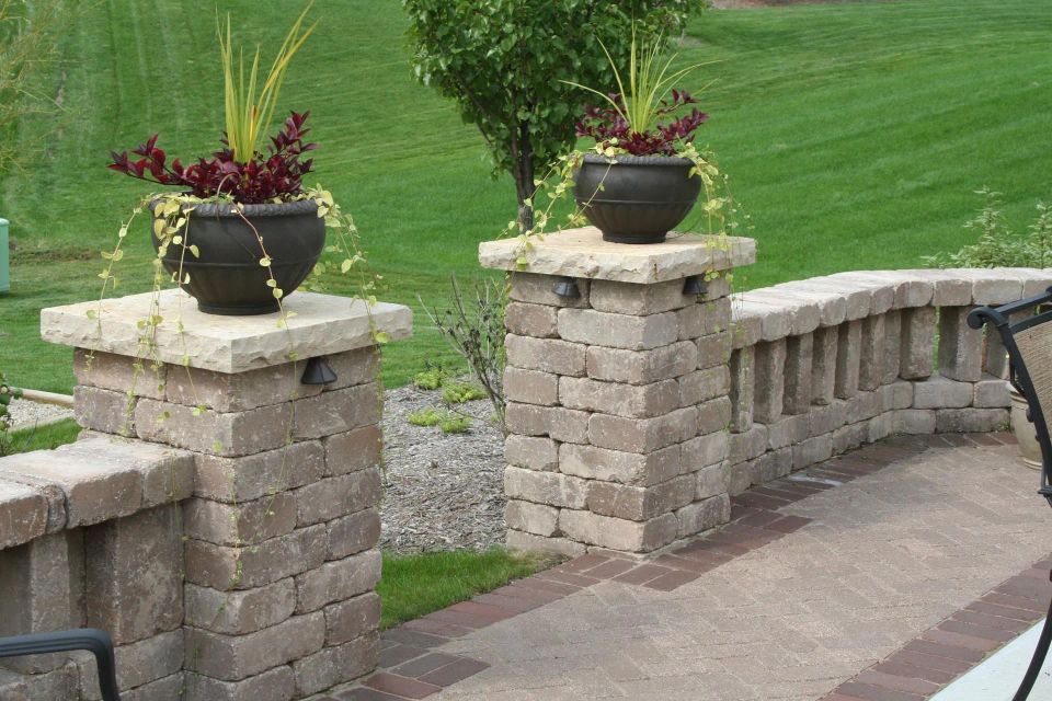 Lakeland pillars lattice wall 1920w
