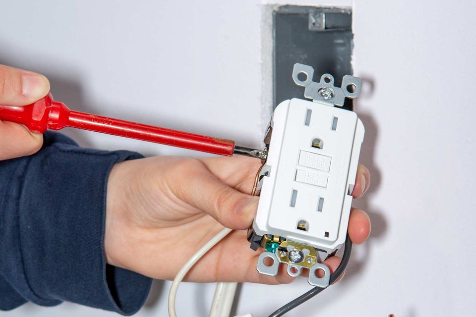 Homeguide electrician installing gfci outlet