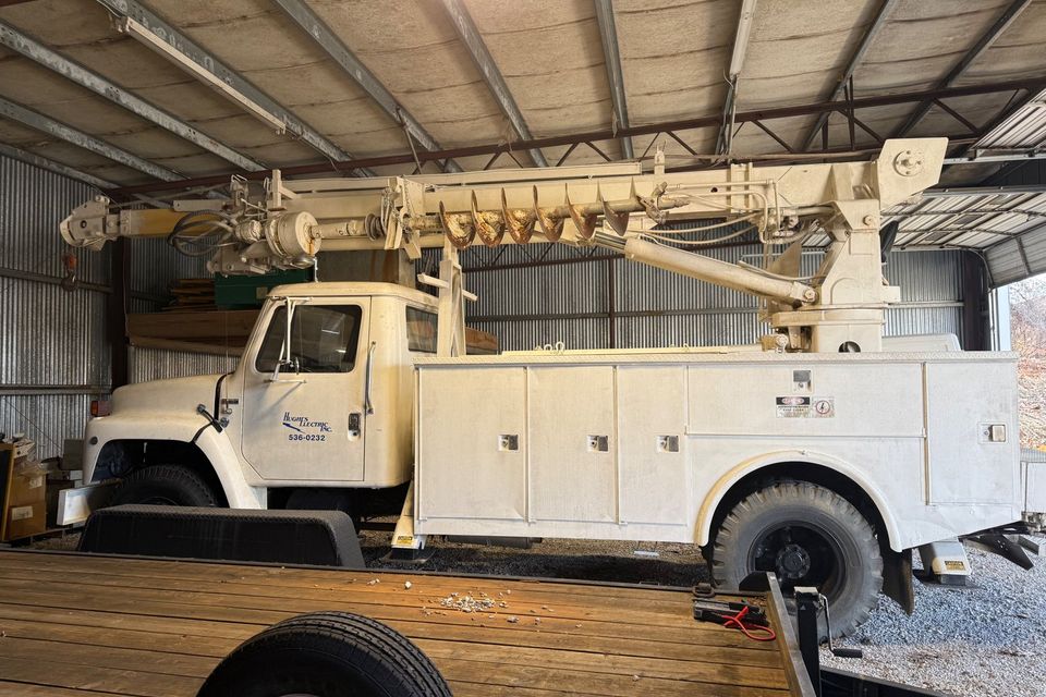 International  digger truck