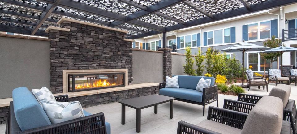 Blue oaks premium assisted living courtyard lounge 1 1260x708