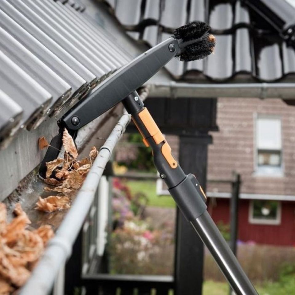 Cleaning clogged gutters