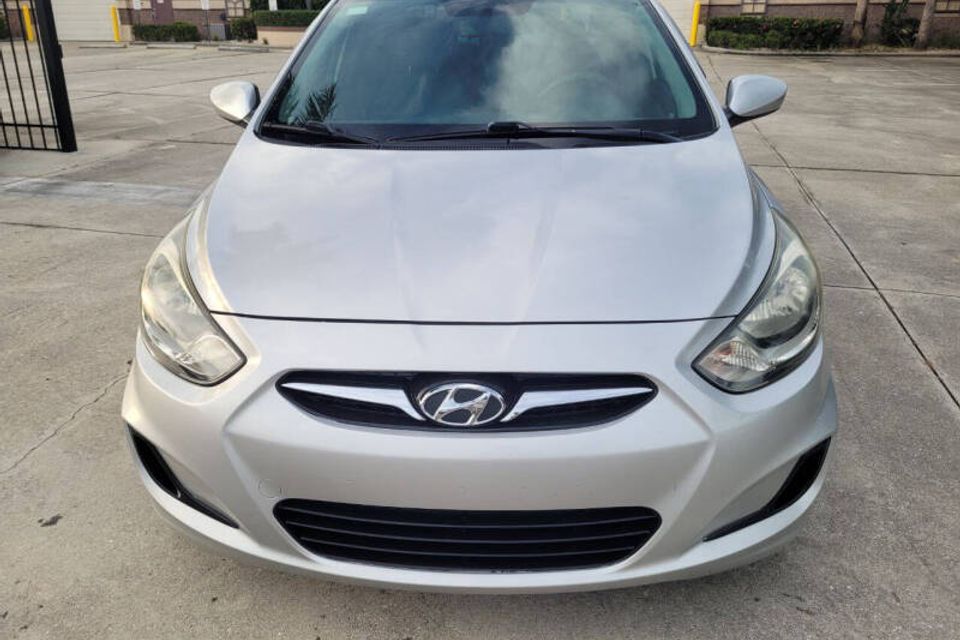 2013 hyundai accent gls 4dr sedan