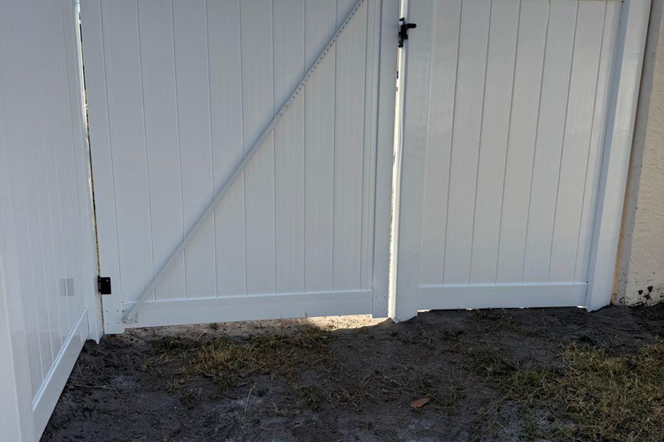 White vinyl fence gate installation fence installation sarasota fence repair sarasota fence company near sarasota commercial fence sarasota bradenton palmetto lakewood ranch bayshore gardens the meadows kanter fence company 72a18b0c 0be8 42