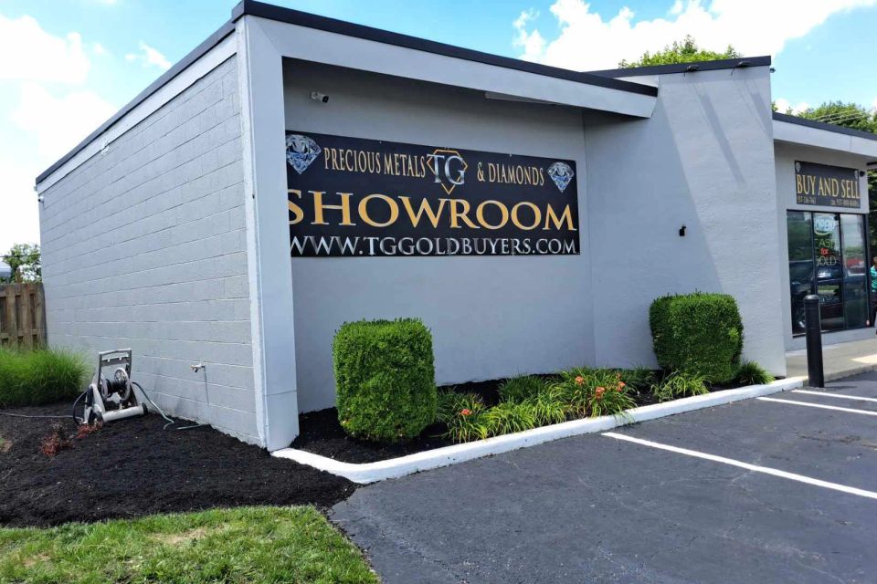 Commercial building with newly installed black mulch around landscaped beds.