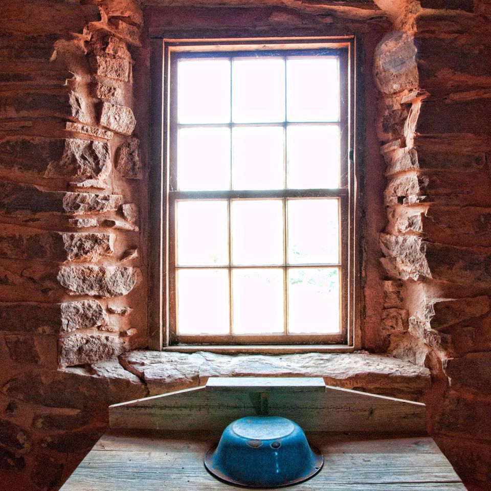 Pipe springs window