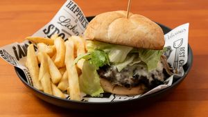 ½ lb deluxe cheeseburger