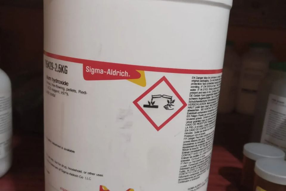 Sodium hydroxide anhydrous 2.5kg original
