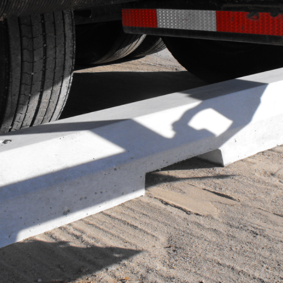  56b truck curb20150505 14279 1xsyq2e