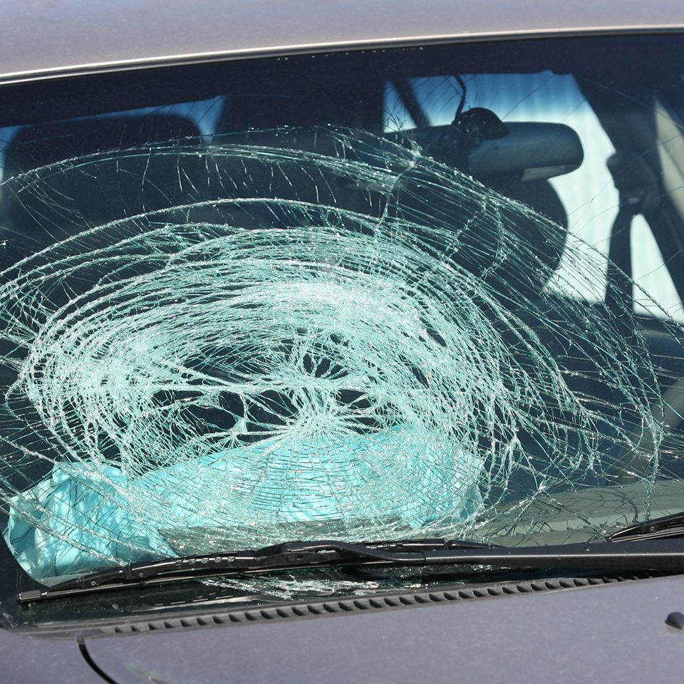 5b5606862e8de39f42eecc98 a broken windshield