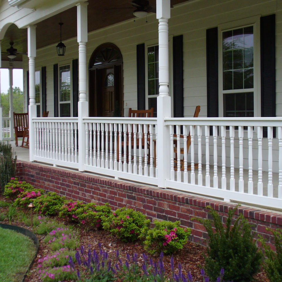 Midland vinyl fence   deck company   tulsa and coweta  oklahoma   vinyl metal wood fence sales and installation   outdoor living  railing   white vinyl railing on wrap around veranda  closeup20170611 18680 1xok7nu