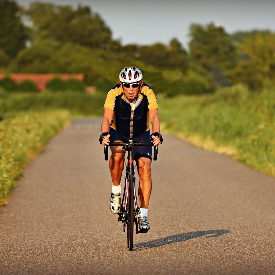 Racing cyclist g6ea00415f 1920