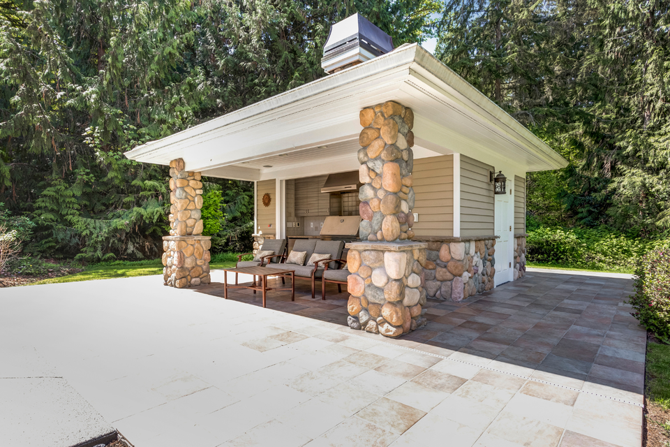 Freestanding outdoor kitch