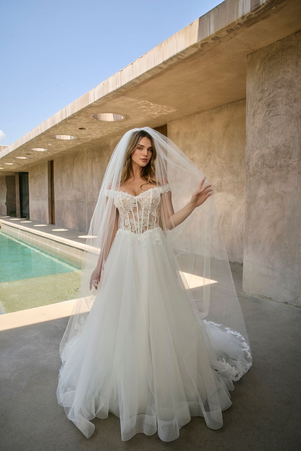 Bl496v loretta veil front web