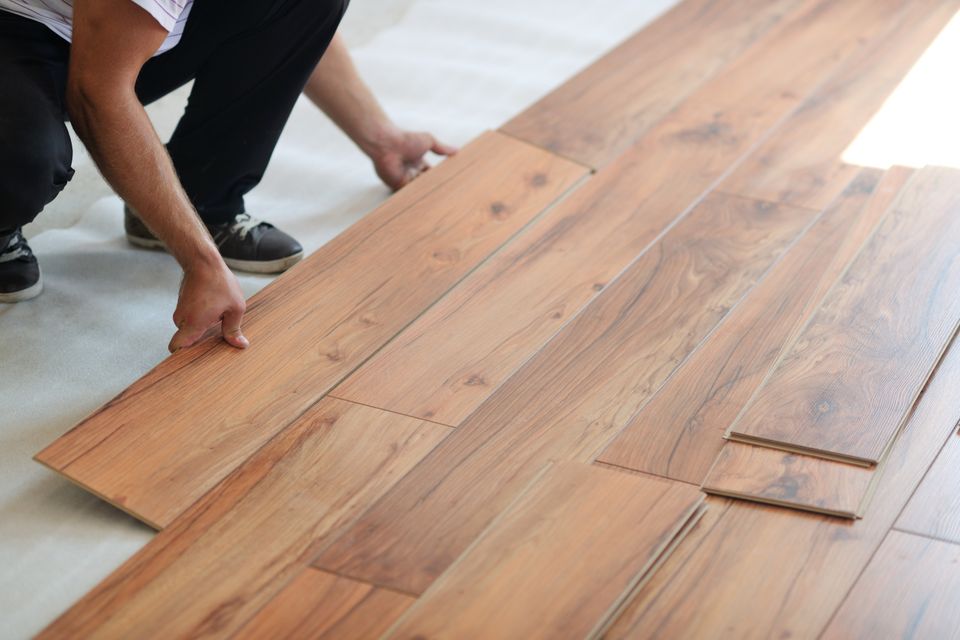 Vecteezy installing laminate flooring 10374992