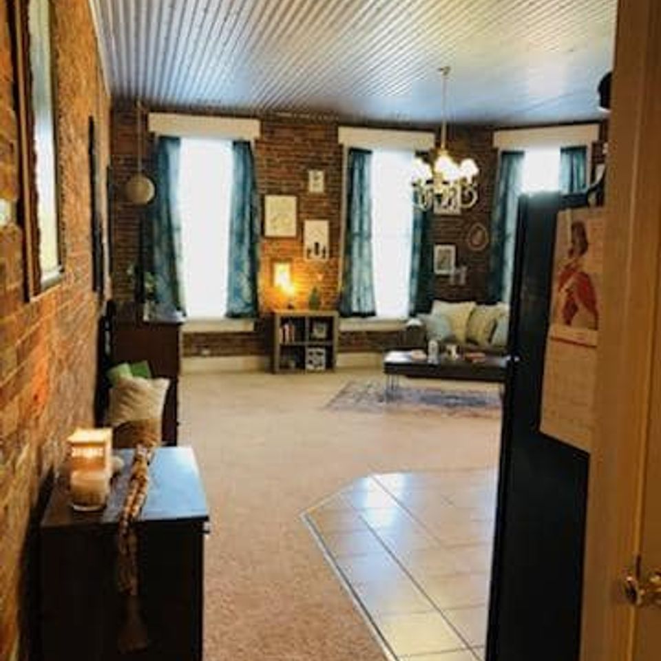 Dowtown loft for rent windows