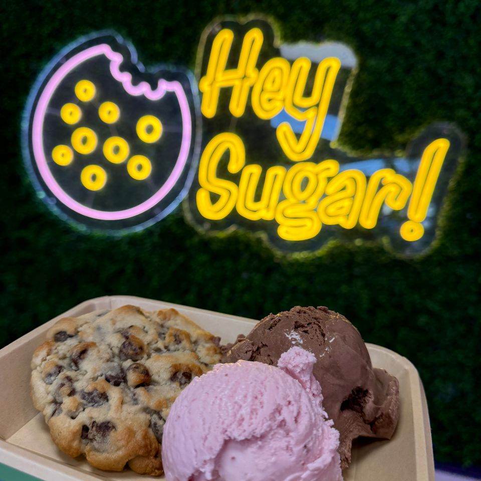Cookie and ice cream combo with a "Het Sugar" sign in the background