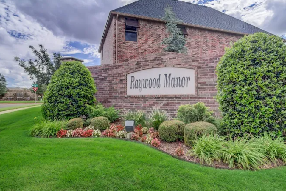 Raywood manor neighborhood