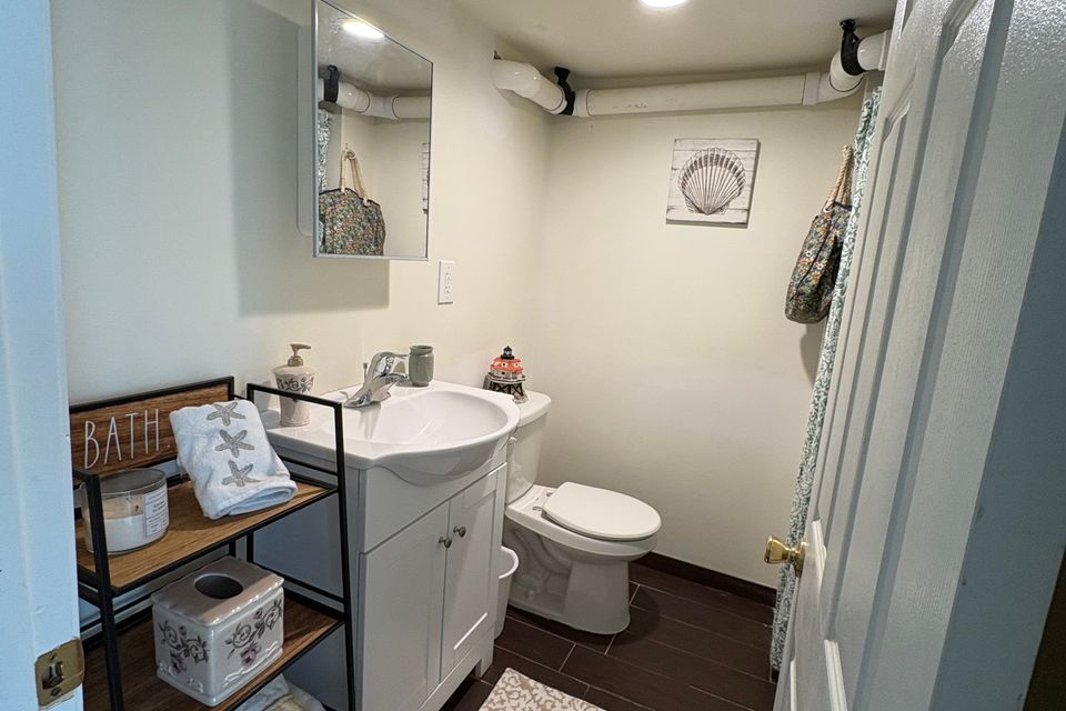 Unit 1 bathroom (2)