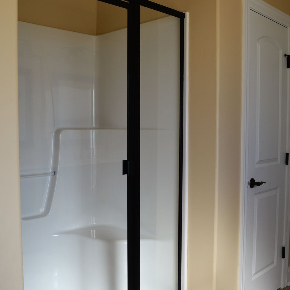 Shower and linen closet20171010 14736 nhgwxe