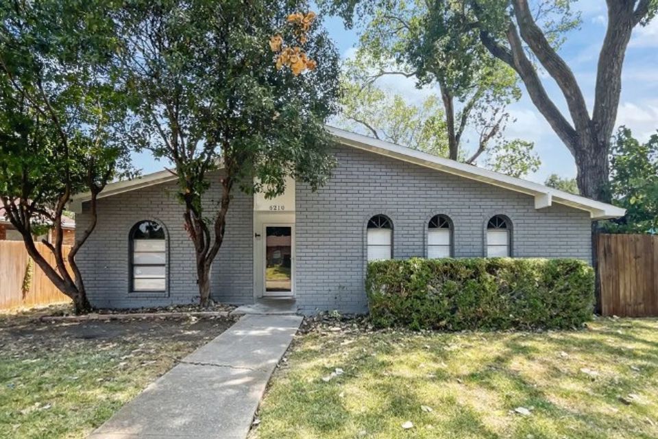 6210 glenmoor front