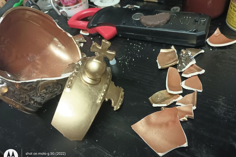 Broken crown figure