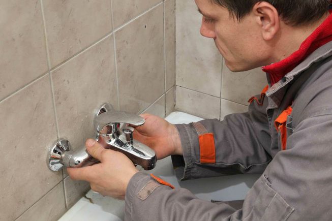 Man faucet install