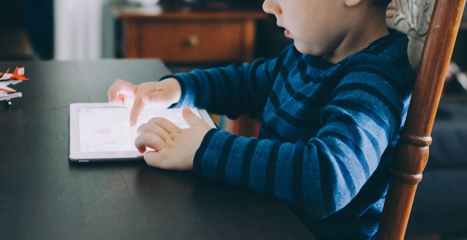 Balancing Screen Time with Other Forms of Entertainment on a Trip