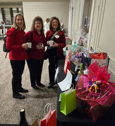 Ofrw members choosing baskets