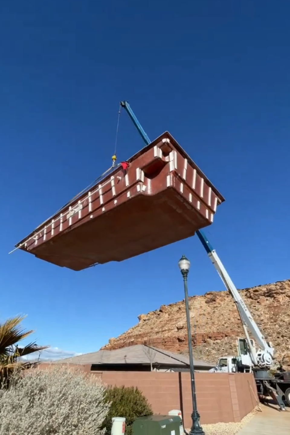 Pool hoist