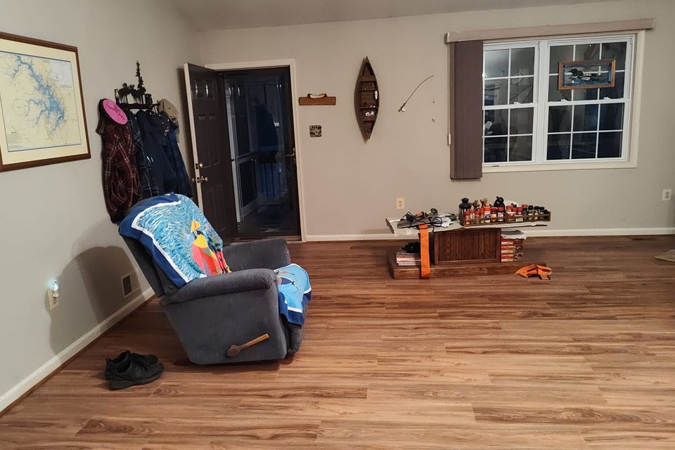 Installed floating floor and base shoe in living room tj