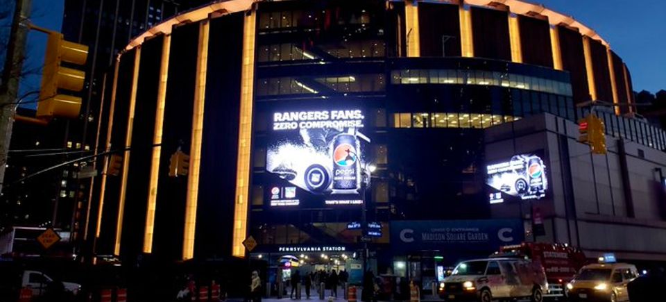 Madison square garden lights up yellow 2022